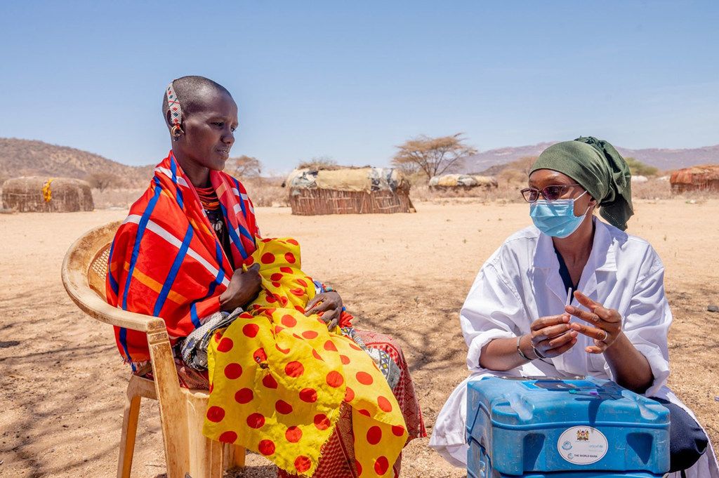 Une infirmière conseille une mère dans une clinique mobile du village de Ntiliya, au Kenya.